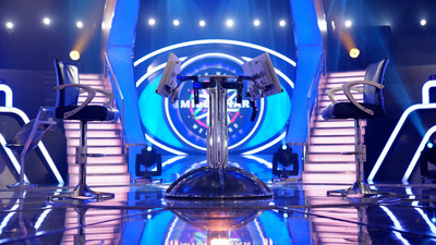 Das leere Studio von Wer wird Millionär mit Ratestuhl und Bildschirmen