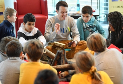 TOGGO Moderator Marc Dumitru (m.) mit der Klasse 5b der Gesamtschule Moabit.