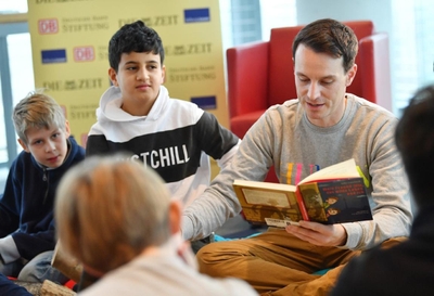 TOGGO Moderator Marc Dumitru (r.) mit der Klasse 5b der Gesamtschule Moabit.