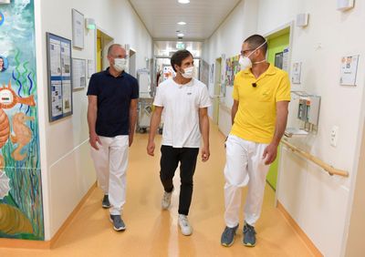 V.l.: Dr. Marcus Jakob, Max Giesinger und Physiotherapeut Sebastian Meier