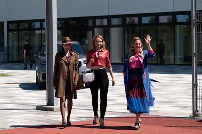 V.l.: Elisabeth von Lynden (Antje Traue), Hannah Arndt (Lisa Maria Potthoff), Annabelle Bernbauer (Felicitas Woll)