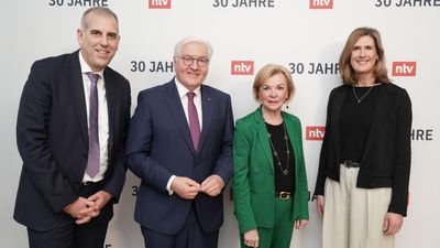 ntv Geschäftsführer Stephan Schmitter, Bundespräsident Frank-Walter Steinmeier, Liz Mohn und ntv Chefredakteurin Sonja Schwetje (v.li.)