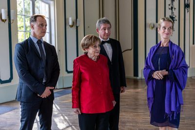 V.l.:  Mike (Tim Kalkhof),  Miss Merkel (Katharina Thalbach), Joachim Sauer (Thorsten Merten) und Katharina von Baugenwitz (Judith Engel)