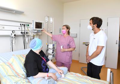 V.l.: Patientin Rebecca Kronawitter, Krankenschwester Daniela, Max Giesinger