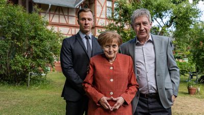 V.l.: Personenschützer Mike (Tim Kalkhof), Angela Merkel (Katharina Thalbach), Ehemann Joachim Sauer (Thorsten Merten)