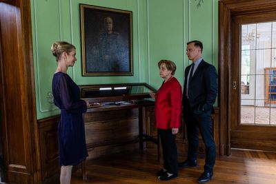 V.l.: Katharina von Baugenwitz (Judith Engel), Miss Merkel (Katharina Thalbach) und Mike (Tim Kalkhof)