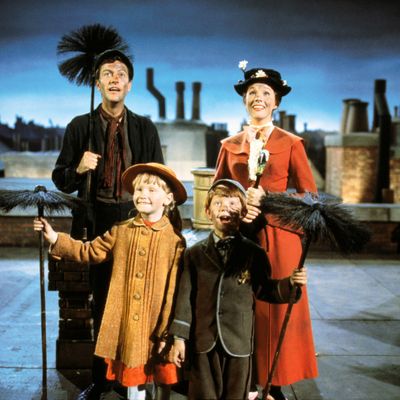 Bert (Dick van Dyke, l.) und Mary Poppins (Julia Andrews, r.) mit Jane (Karen Dotrice) und Michael (Matthew Garber)